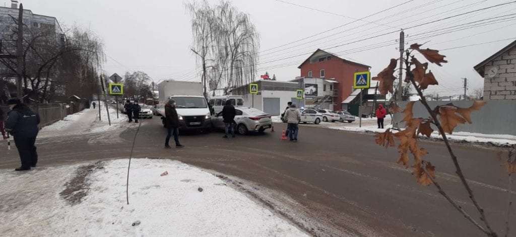 В аварии с грузовиком "ГАЗель" в Рязани погиб водитель такси