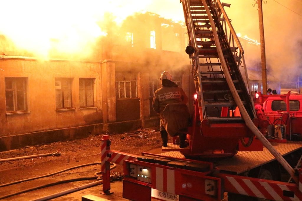 Опубликованы фото тушения крупного пожара в Рязани
