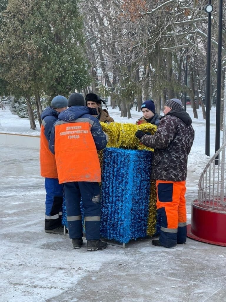 В одном из парков Рязани установили большие фигуры Деда Мороза и Снегурочки – Даже настроение поднялось, – написала рязанка, сделавшая фотографии