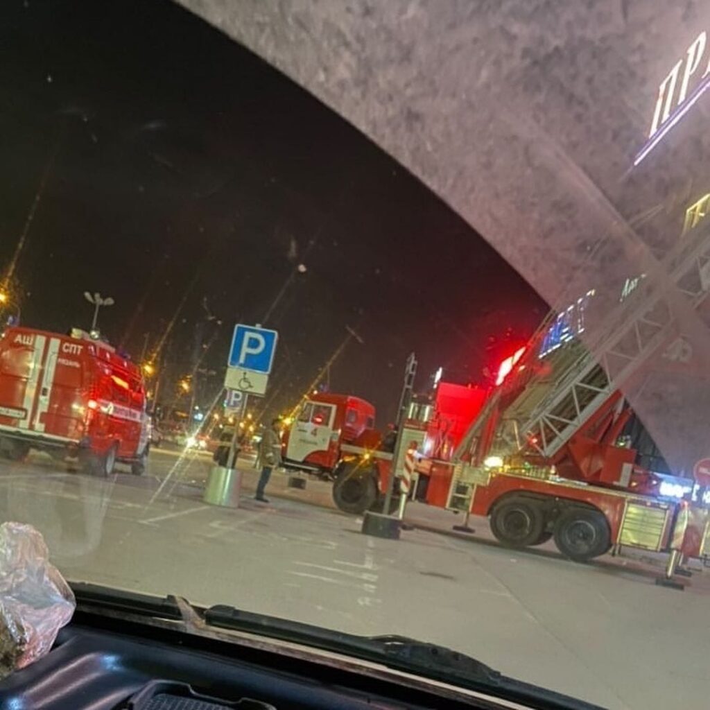 У ТРЦ «Премьер» в Рязани заметили пожарных