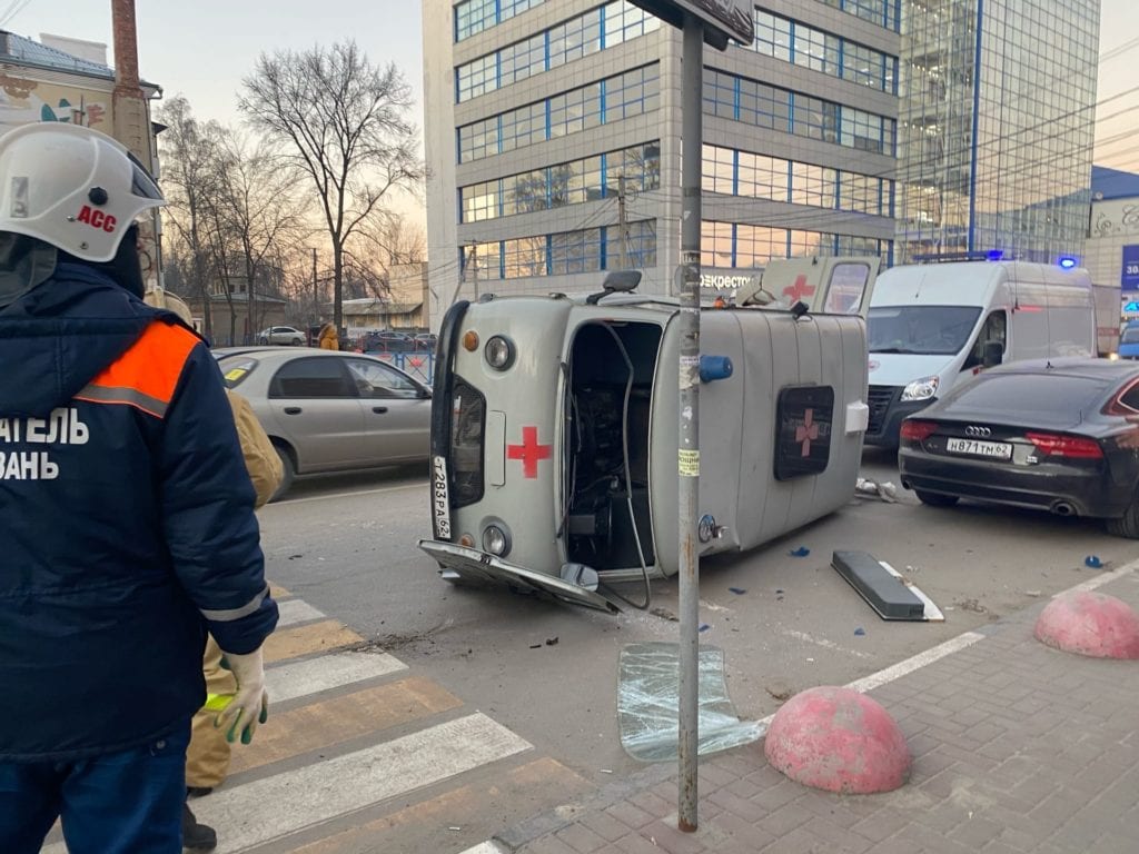 В центре Рязани перевернулся автомобиль скорой помощи
