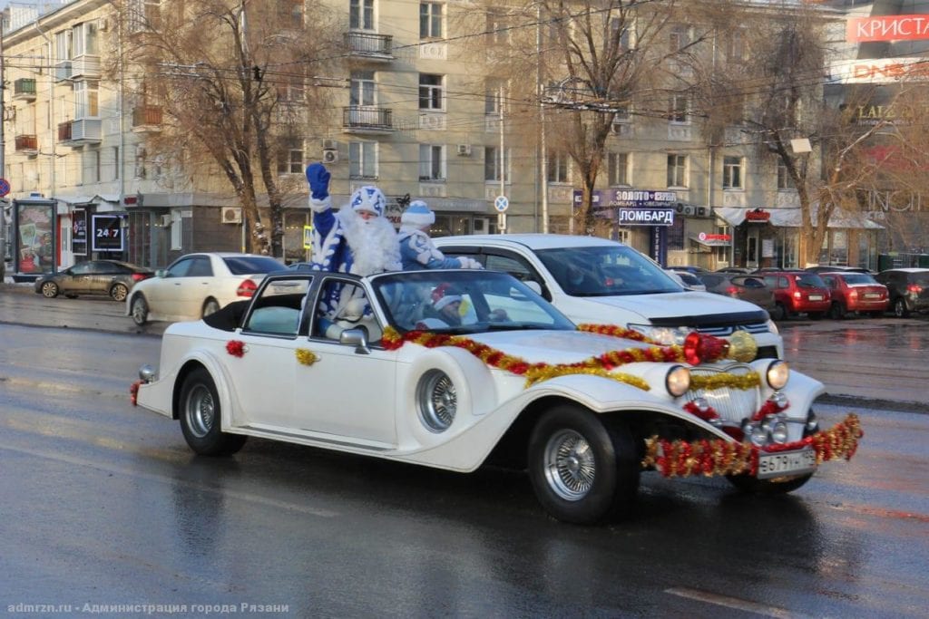 В преддверии Нового года по Рязани начал ездить Дед Мороз со Снегурочкой в лимузине