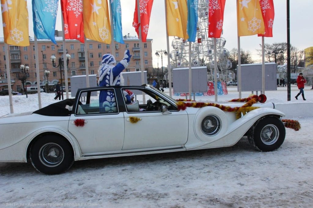 В преддверии Нового года по Рязани начал ездить Дед Мороз со Снегурочкой в лимузине