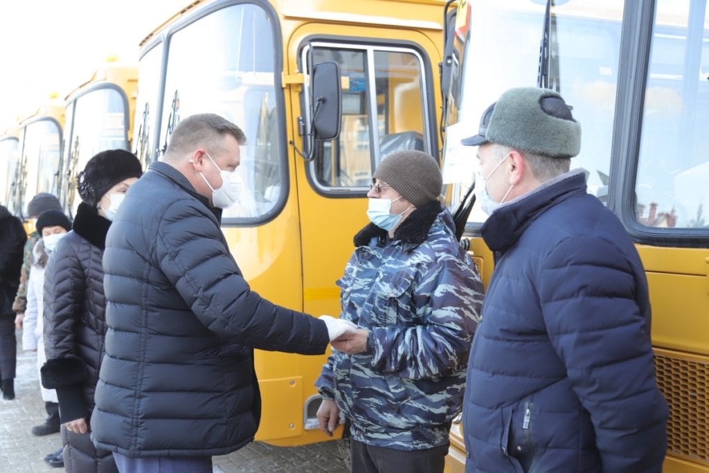 19 новых школьных автобусов передал Николай Любимов в районы Рязанской области