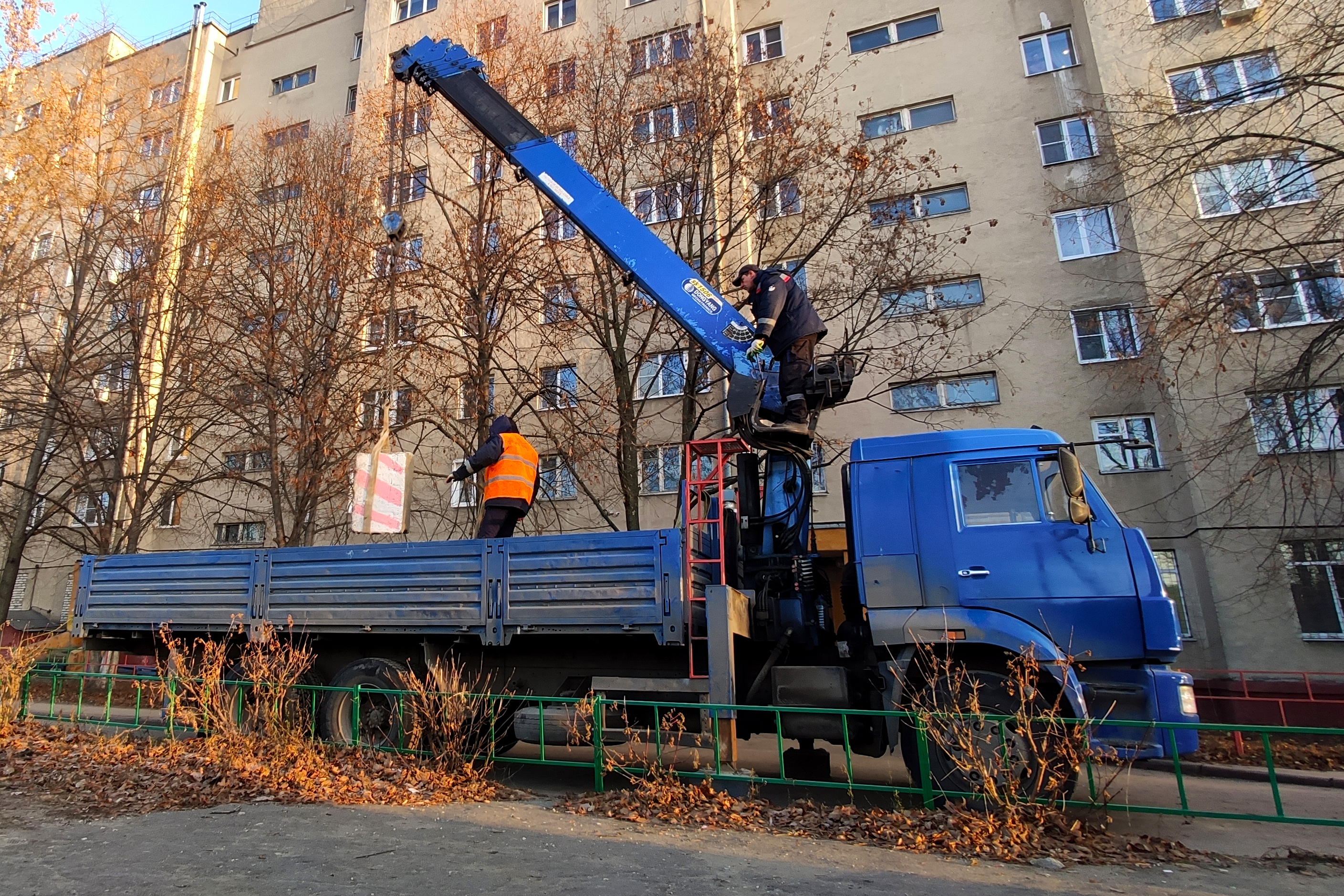 Управление благоустройства Липецк. Россия пятиэтажки двор. Разобрать во дворе дома.