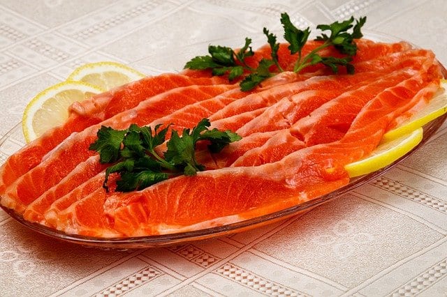Эксперты Роскачества рассказали, как выбрать солёную красную рыбу на новогодний стол