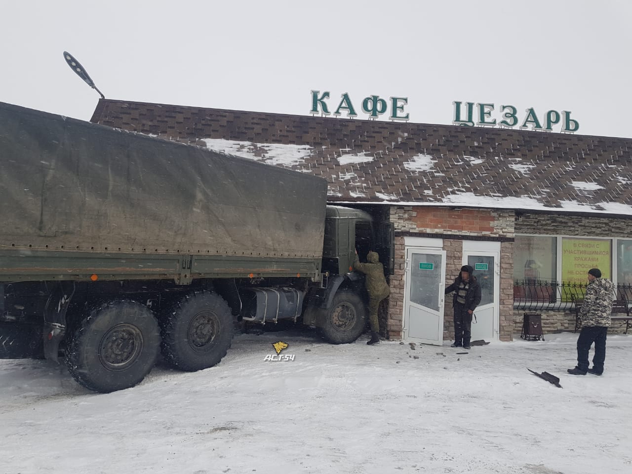 В Новосибирской области КамАЗ протаранил кафе