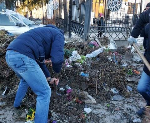 На кладбище в Рязани гора мусора заблокировала выезд