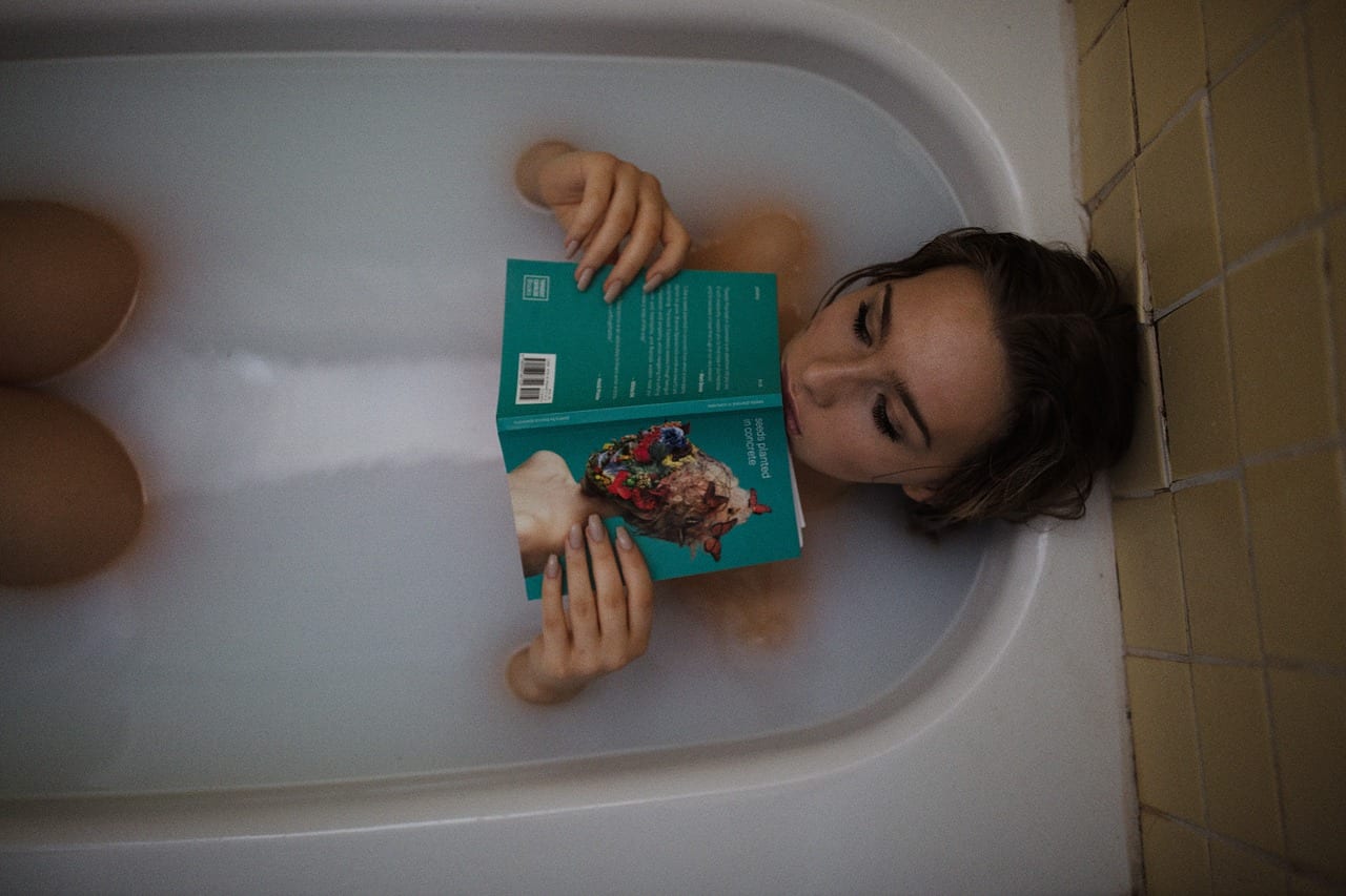 Фотосессия в ванной с книгой