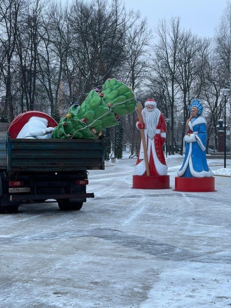 В одном из парков Рязани установили большие фигуры Деда Мороза и Снегурочки – Даже настроение поднялось, – написала рязанка, сделавшая фотографии