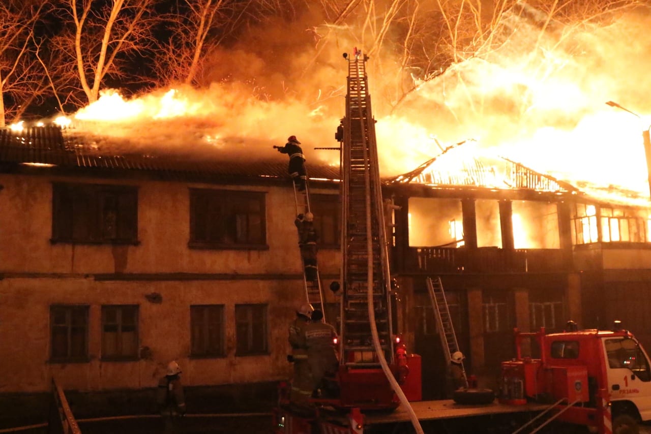 Опубликованы фото тушения крупного пожара в Рязани