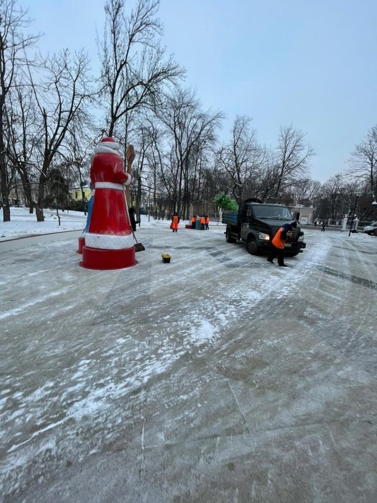 В одном из парков Рязани установили большие фигуры Деда Мороза и Снегурочки – Даже настроение поднялось, – написала рязанка, сделавшая фотографии
