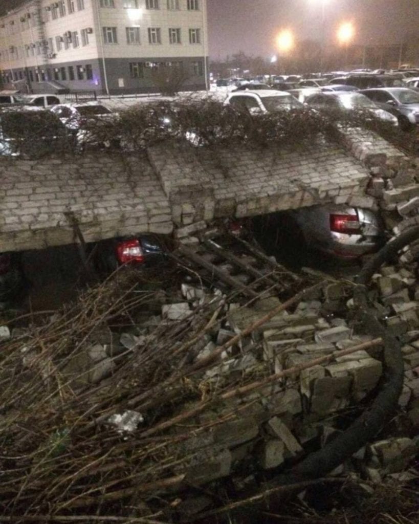 В Липецке кирпичный забор у НЛМК по улице 9 мая обрушился и завалил 13 машин сотрудников завода