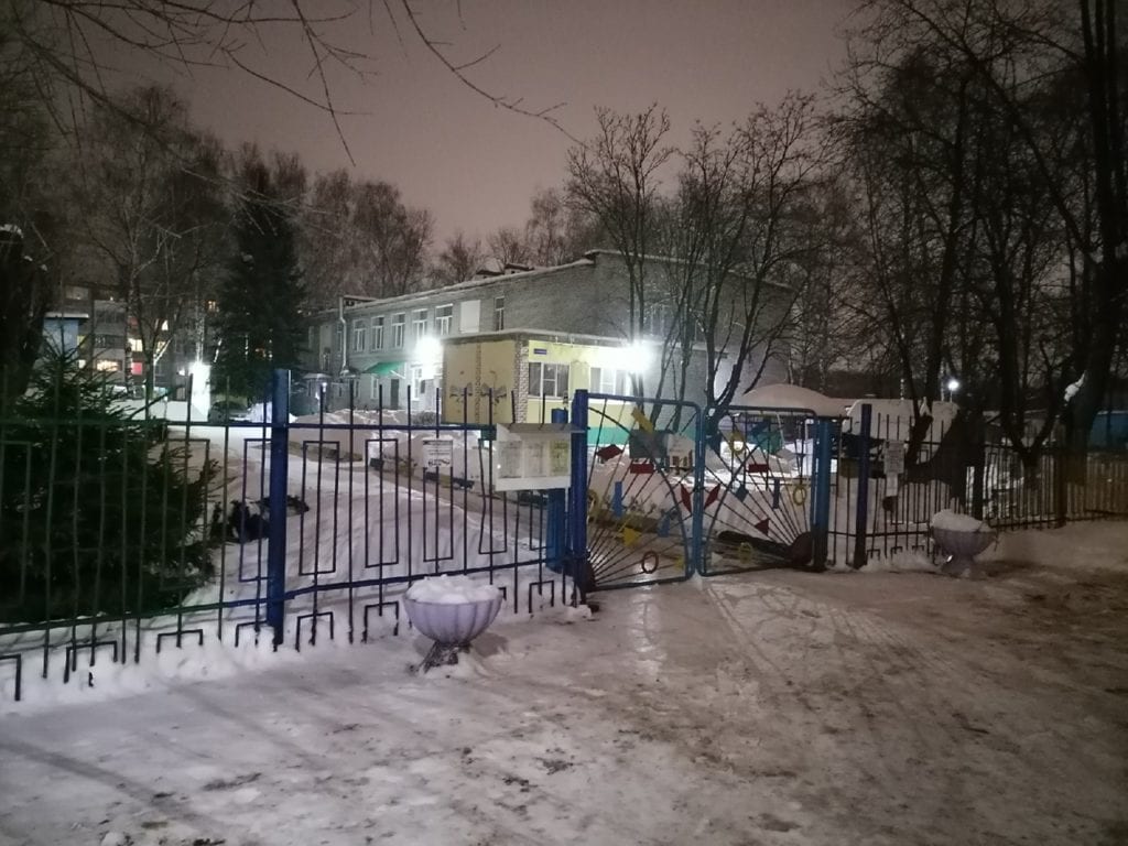 В Рязани неизвестные обстреляли машину у детского сада