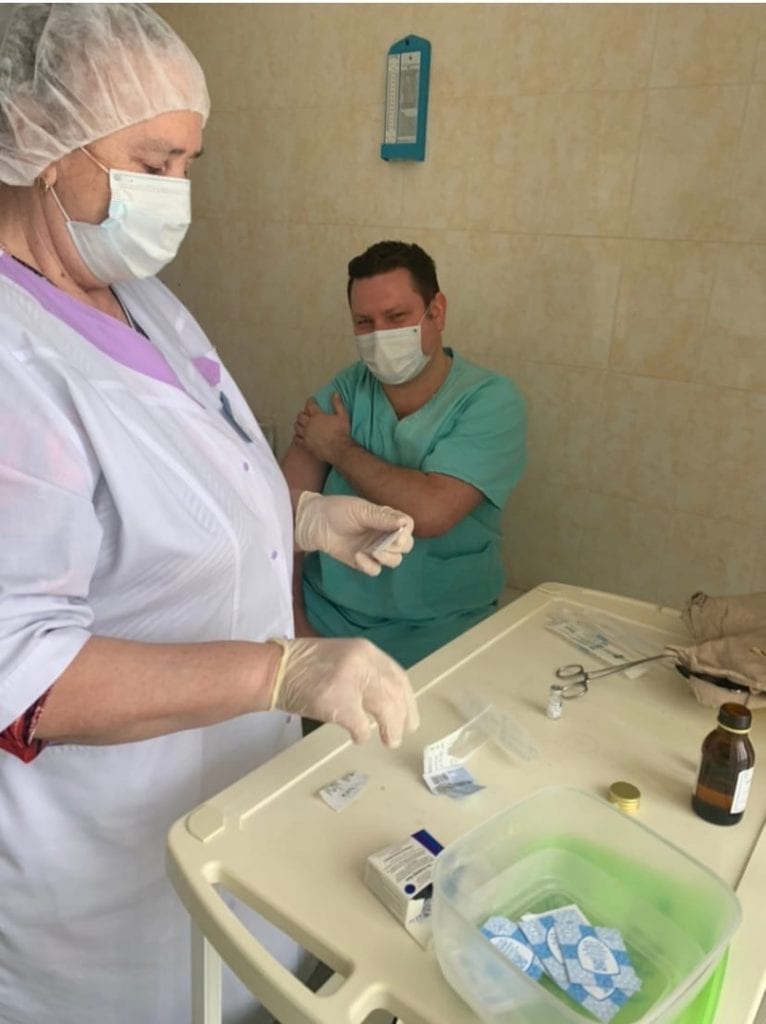 Главврач Рязанской ОКБ сделал прививку от коронавируса