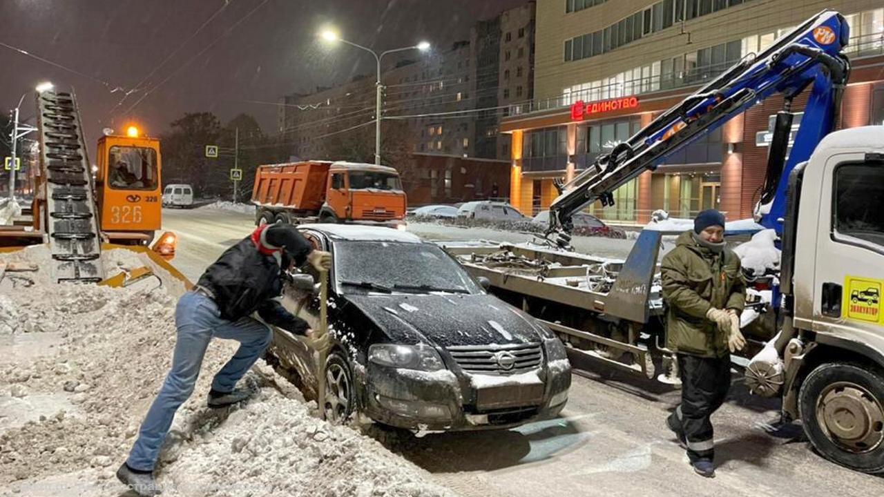 В Рязани с обочин дорог эвакуируют автомобили, мешающие уборке снега