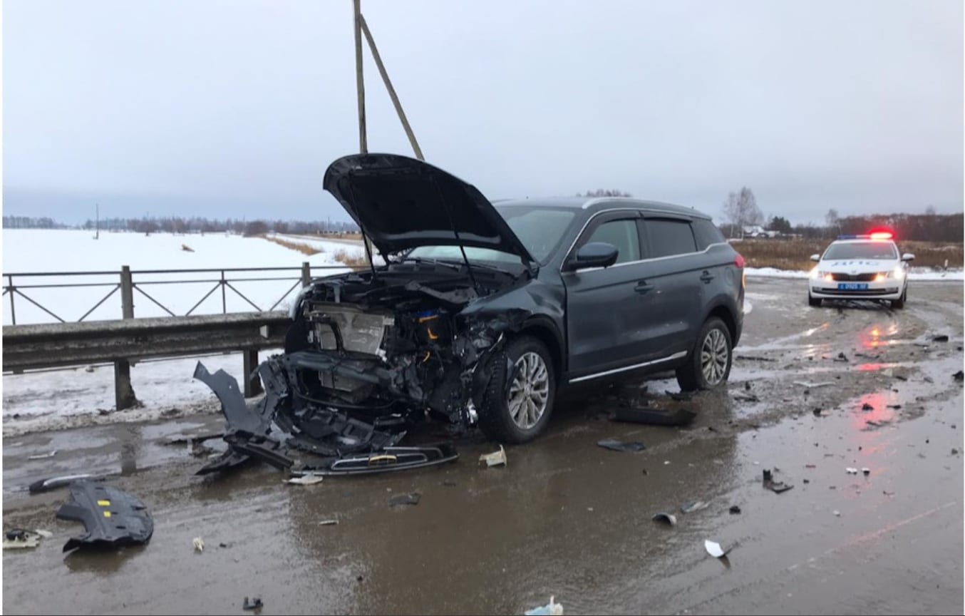 В результате двойного столкновения «Hyundai» с «Geely» под Рязанью пострадал водитель одной из машин