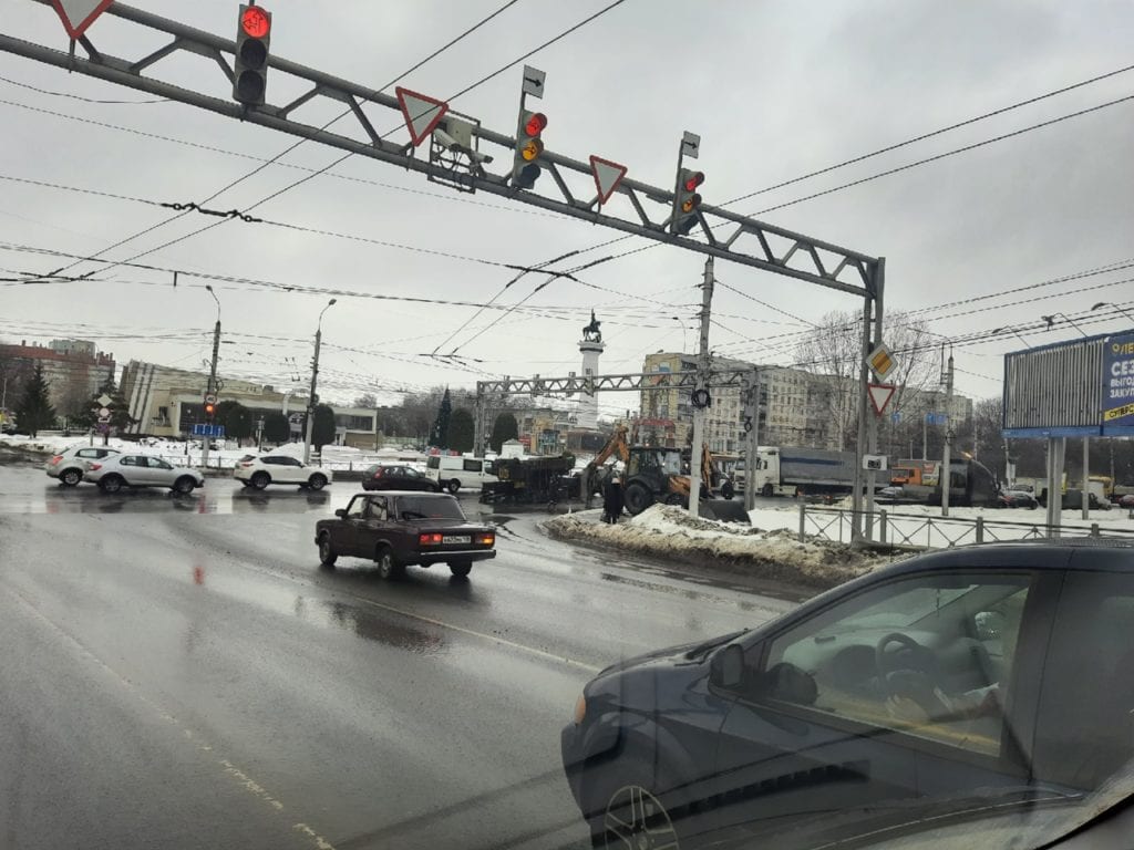 На Московском шоссе в Рязани перевернулся асфальтоукладчик