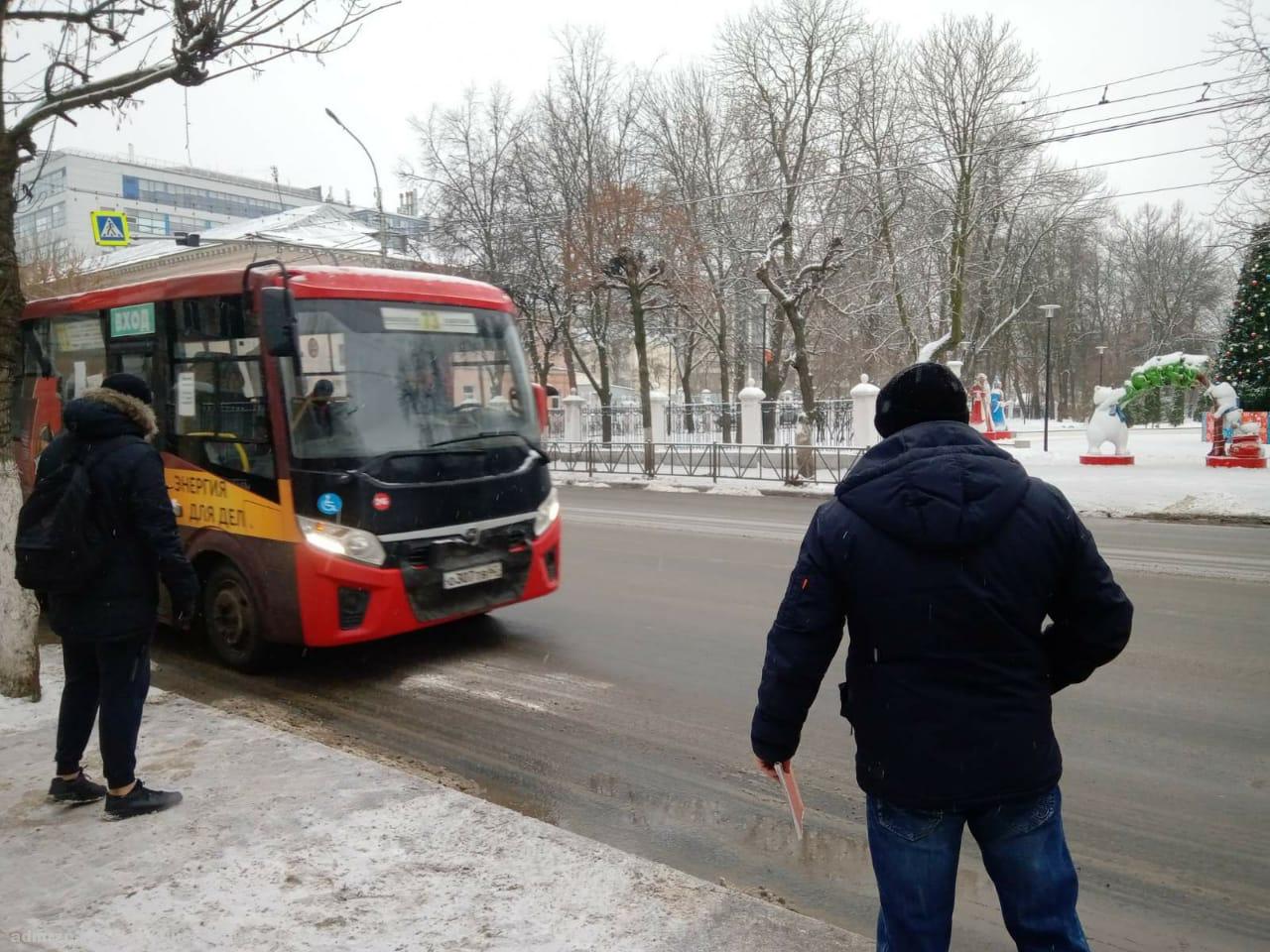 В Рязани на центральной остановке вновь проверили соблюдение масочного режима в общественном транспорте