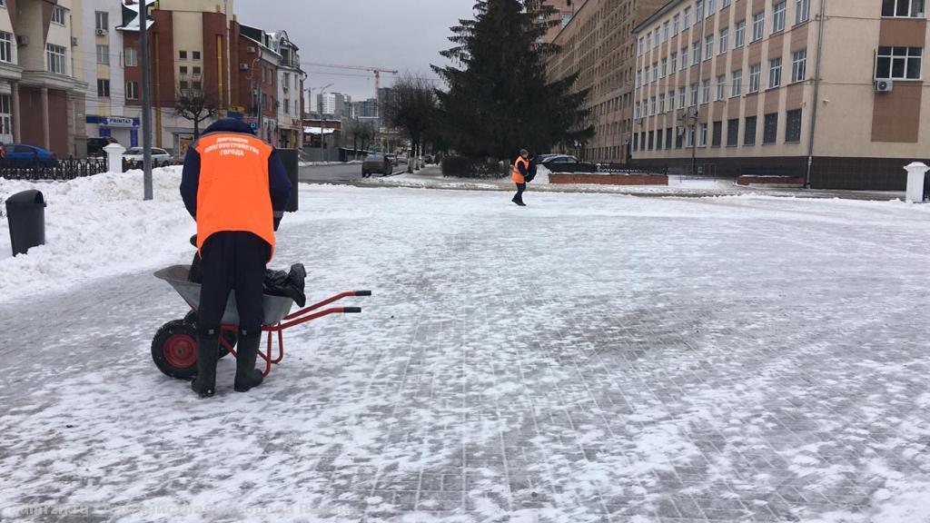 Улицы Рязани продолжают чистить от снега