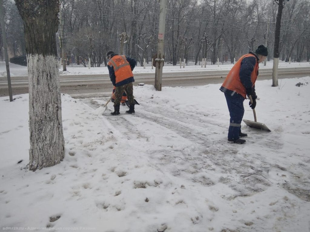 В рождественскую ночь улицы Рязани от снега убирали более 30 единиц спецтехники