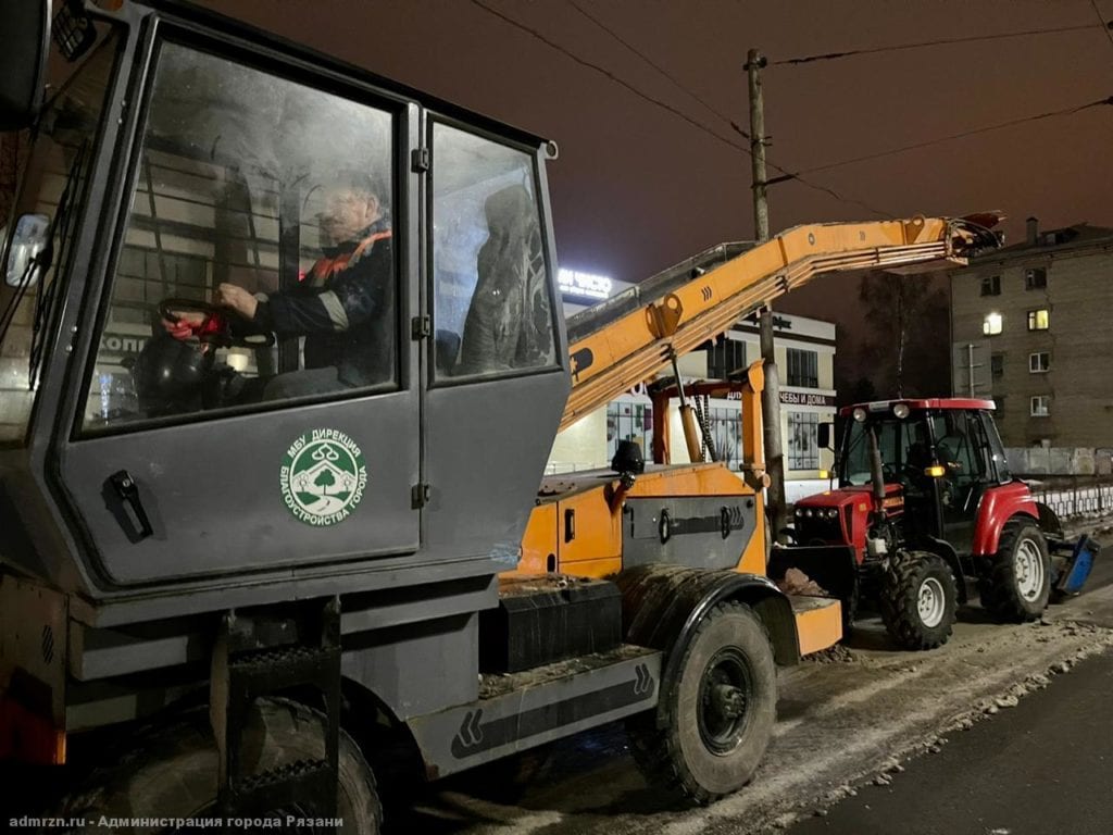В рождественскую ночь улицы Рязани от снега убирали более 30 единиц спецтехники