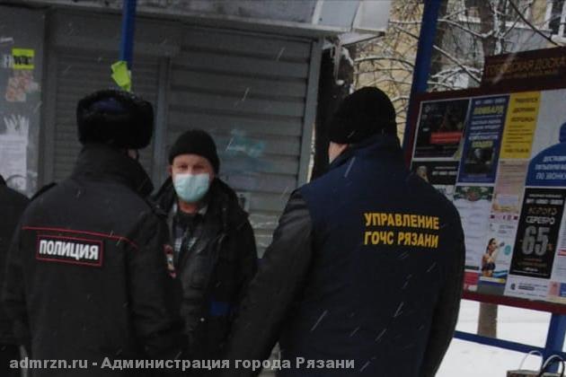 На остановках в Московском районе Рязани снова проверили соблюдение масочного режима