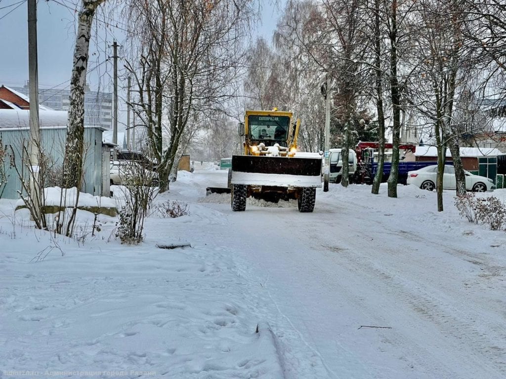 Мэрия Рязани показала процесс уборки снега в отдаленных районах города