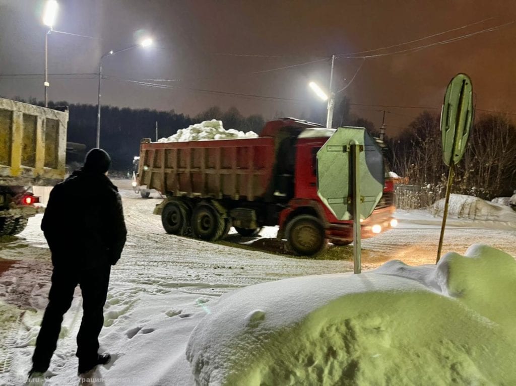 Бурмистров проконтролировал ночной вывоз снега с улиц Рязани