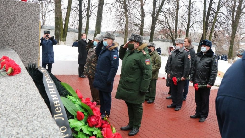 В Рязани возложили цветы в честь 77-й годовщины полного освобождения Ленинграда от блокады