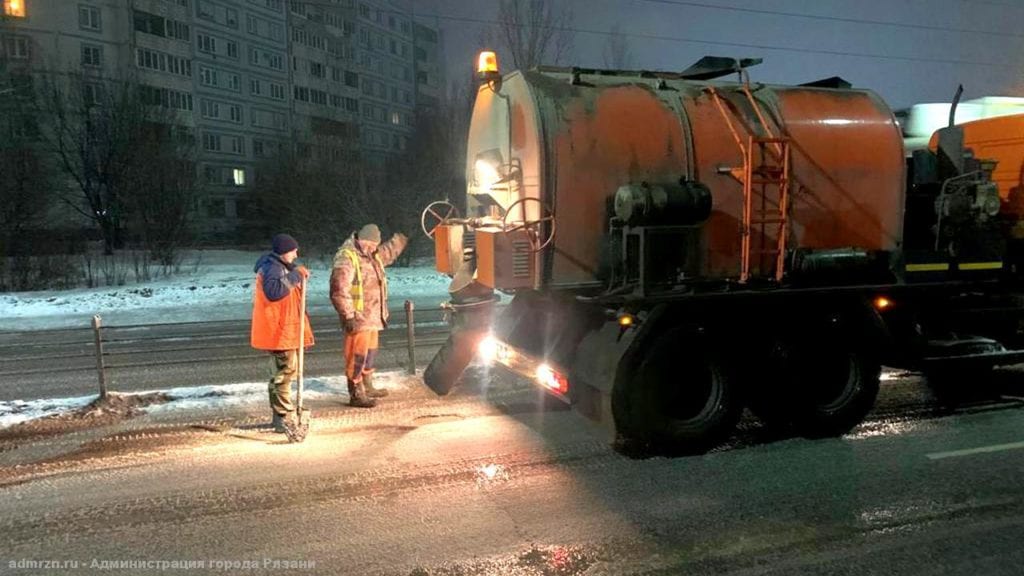 В Рязани продолжают заделывать ямы на Северной окружной дороге и Михайловском шоссе