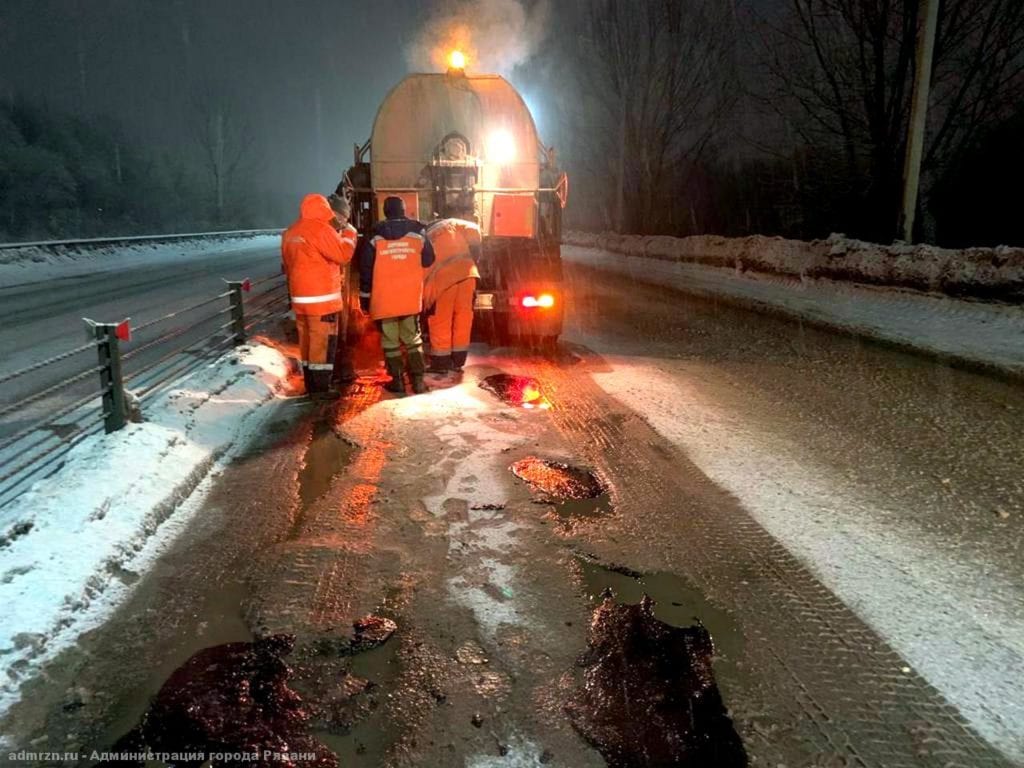 В Рязани продолжают заделывать ямы на Северной окружной дороге и Михайловском шоссе