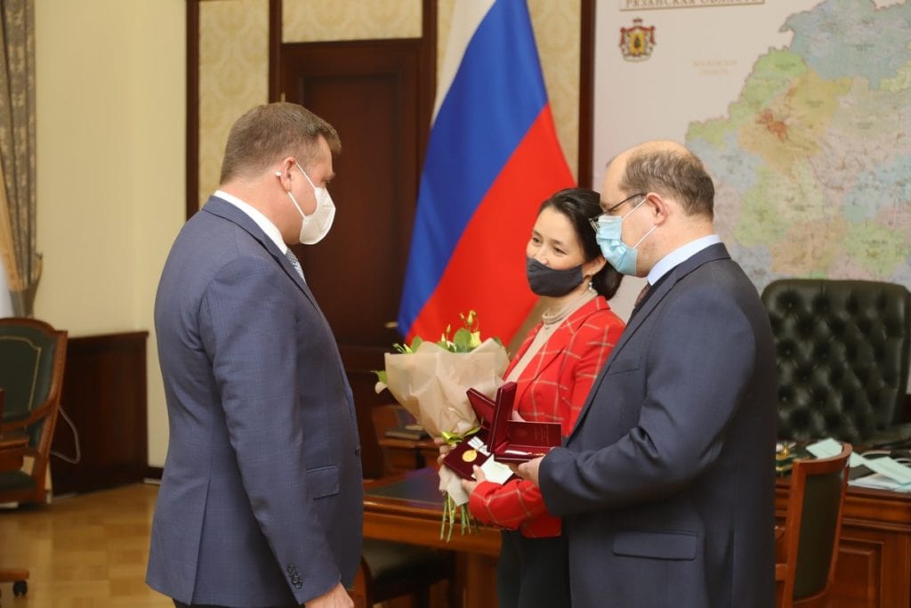 Николай Любимов вручил рязанской семье медаль за заслуги в укреплении института семьи