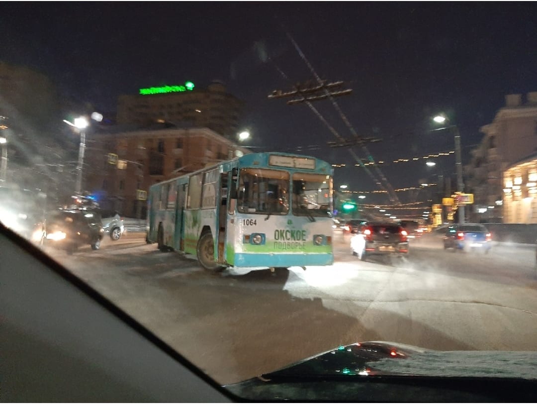 Троллейбус осложнил движение в центре Рязани