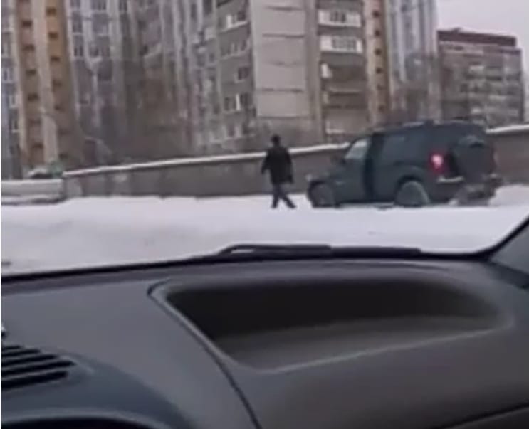 В Рязани пешеход не дал водителю объехать пробку по тротуару