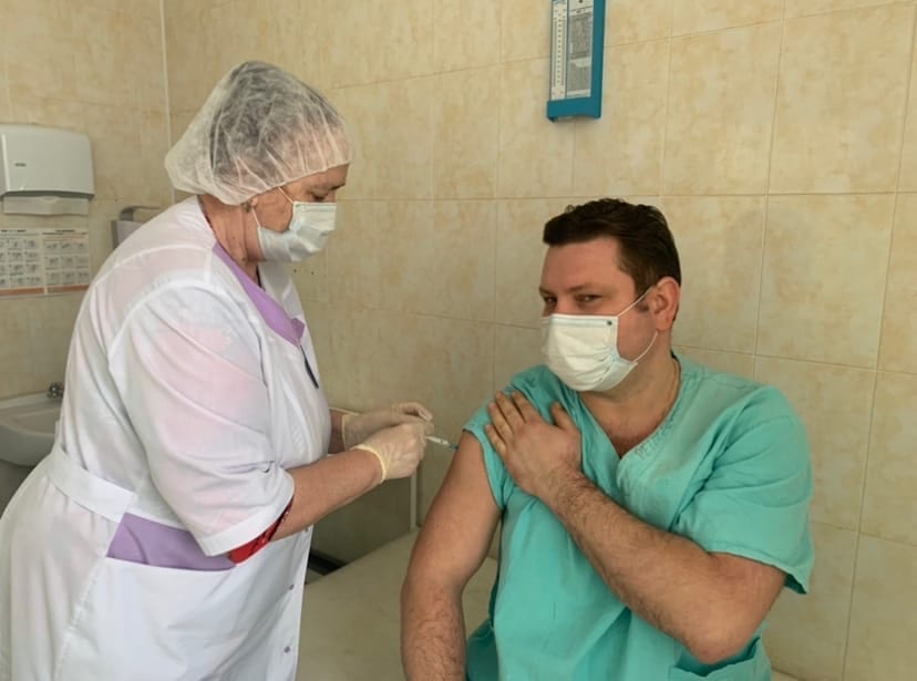 Главврач Рязанской ОКБ сделал прививку от коронавируса
