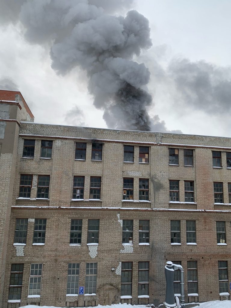 На территории бывшего завода САМ в Рязани начался пожар