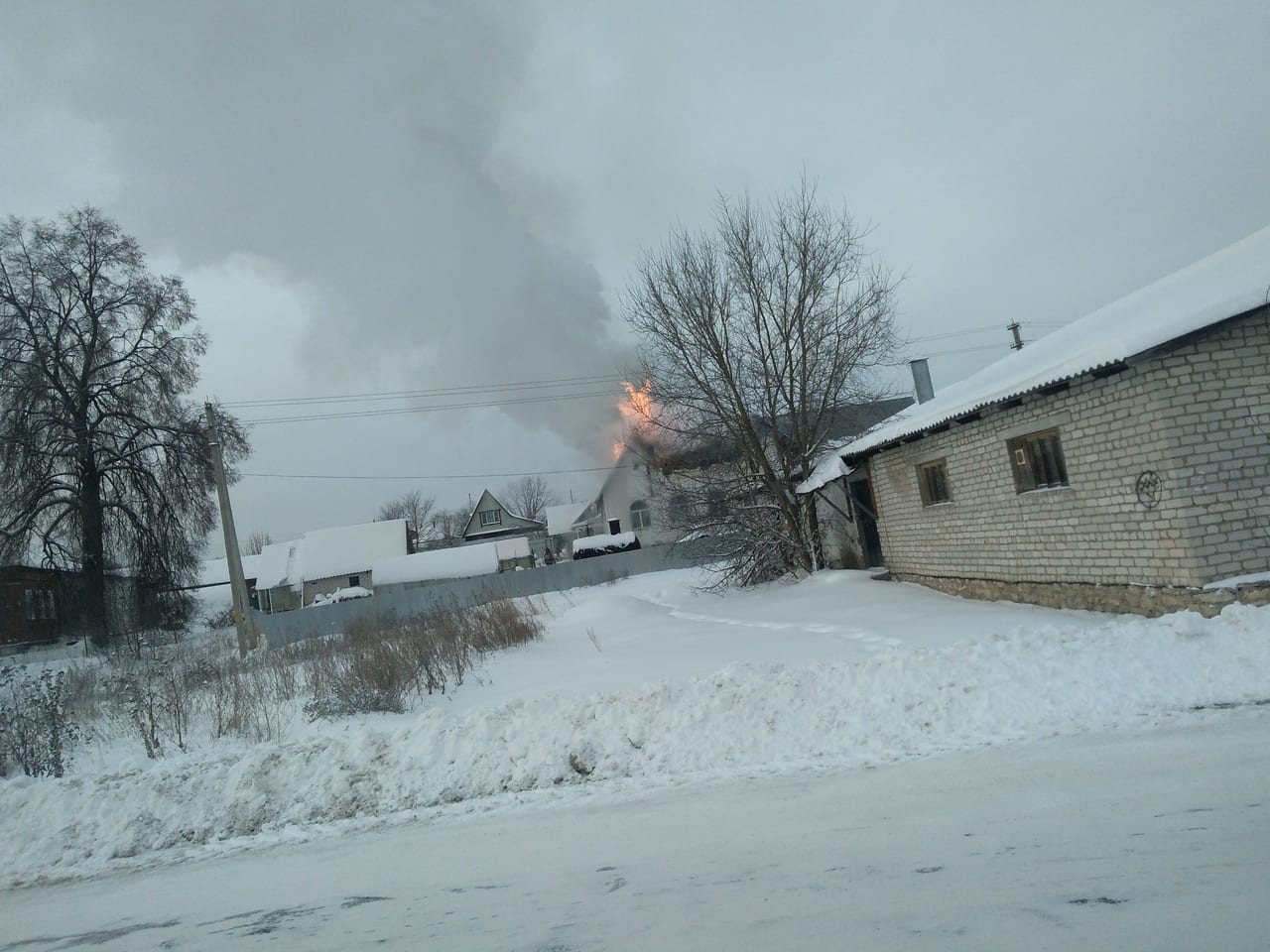 В Рязанской области горит дом