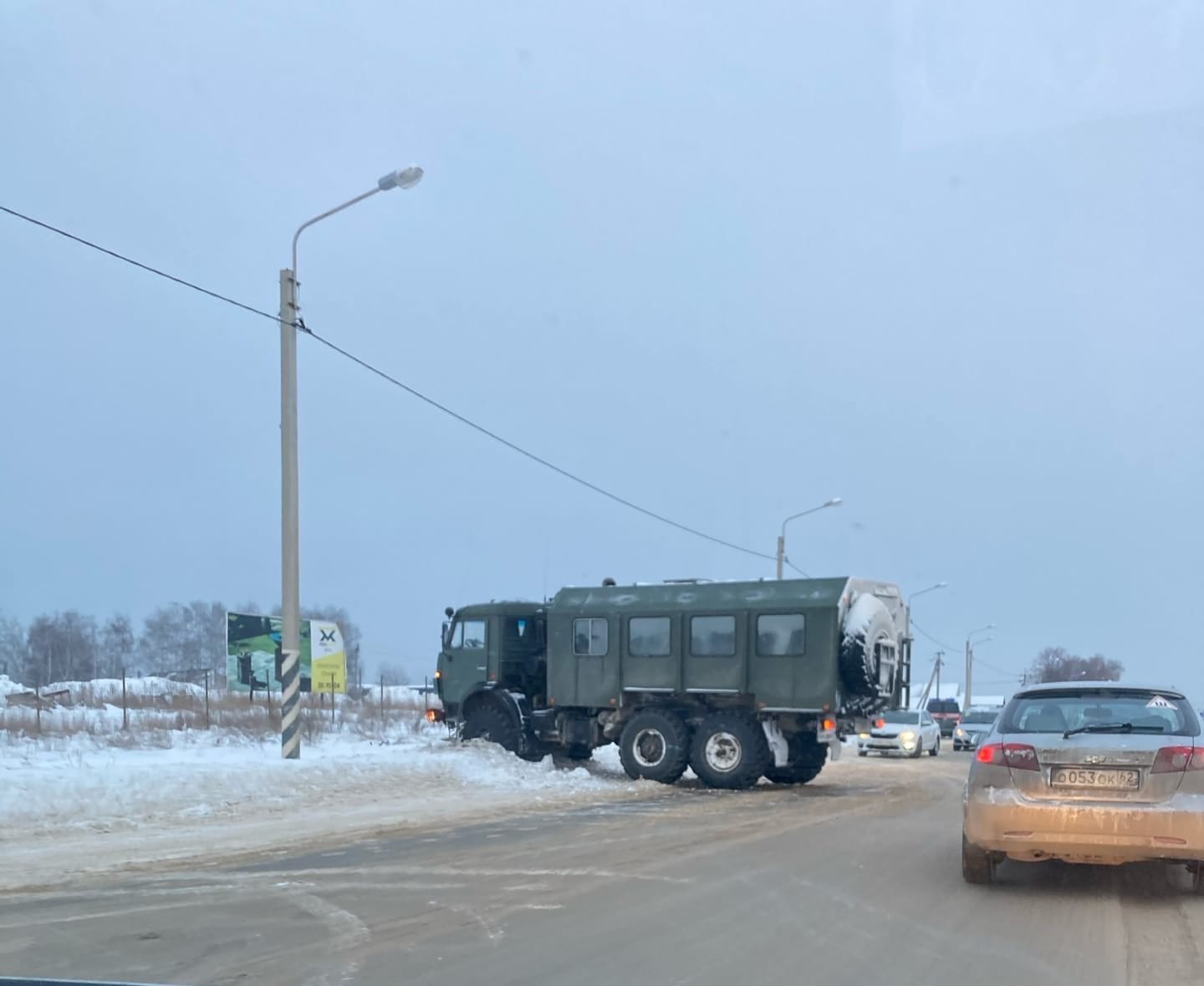 В аварии легковушки с военным грузовиком в Рязани погиб один человек