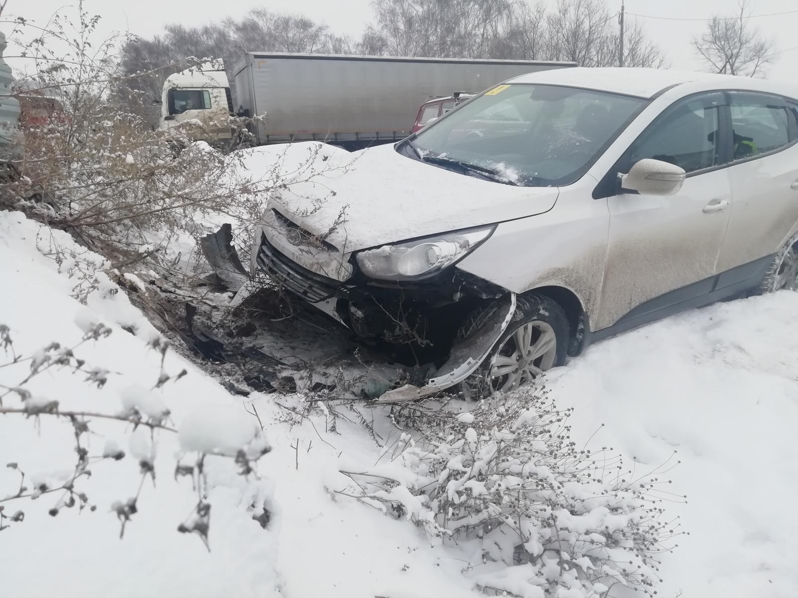 На трассе М-5 в Рязани женщина на Hyundai врезалась в металлический забор