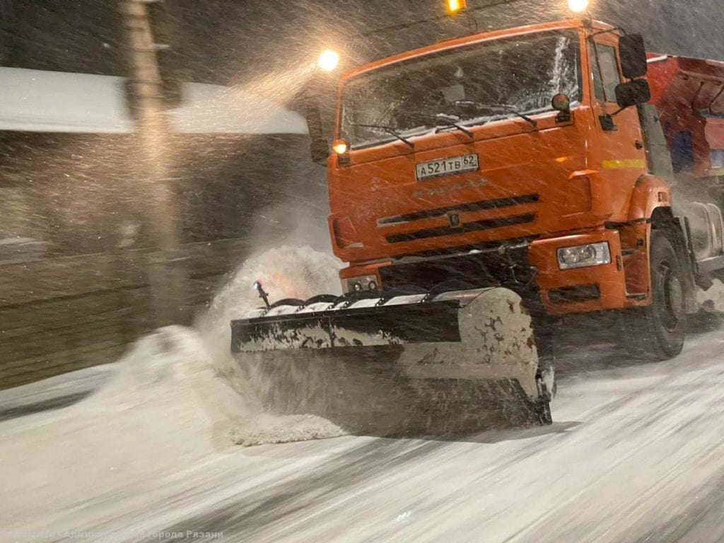Спецтехника по уборке снега работает в Рязани в круглосуточном режиме