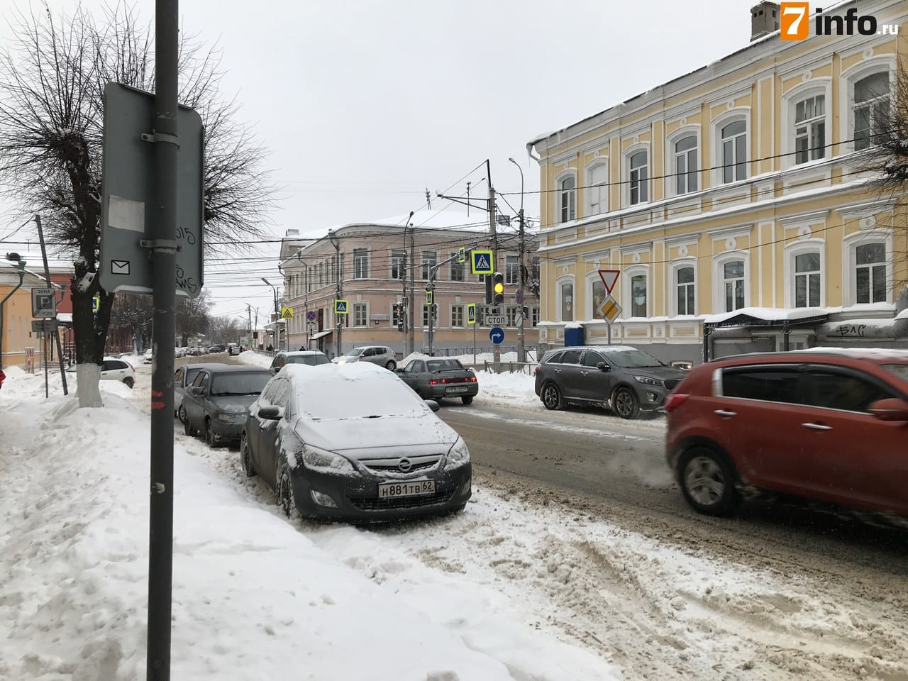 Рязанцев призвали не оставлять автомобили вдоль проезжей части и строго соблюдать ПДД
