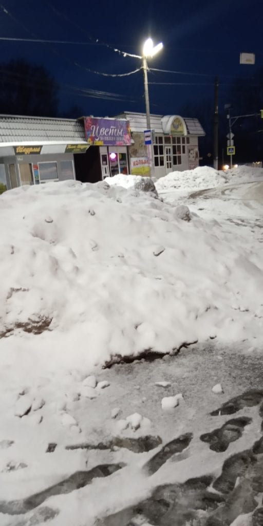 Рязанцы пожаловались на горы снега на остановке в Дягилеве