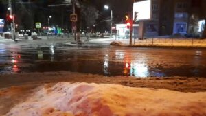 Канализация затопила улицу в центре Рязани