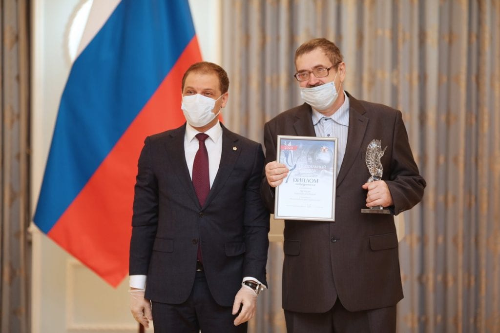 Генеральному директору РИА «7 новостей» Алексею Жеглову вручили почётную грамоту губернатора