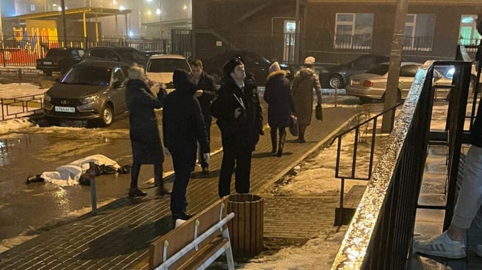 В Воронеже парень упал на коляску с ребёнком