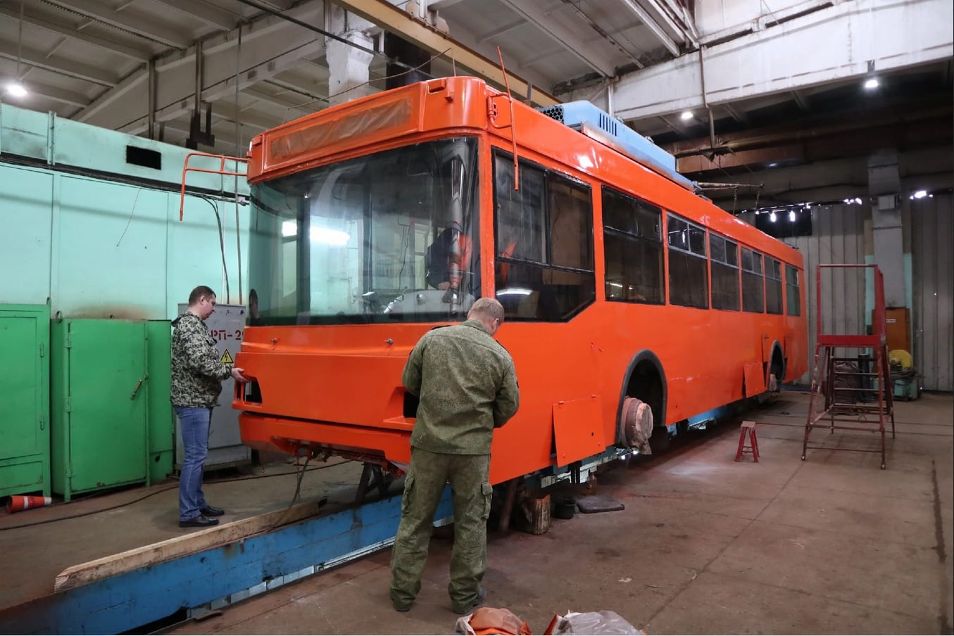 Ярко-оранжевый московский троллейбус отправился в первый рейс по Костроме 17 февраля
