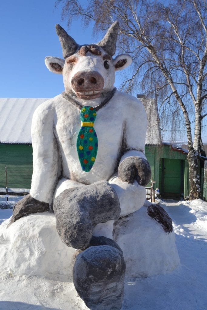 В рязанском райцентре сделали из снега огромного быка