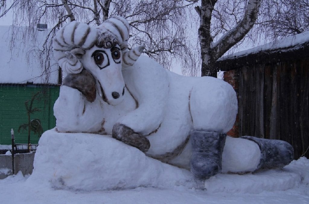 В рязанском райцентре сделали из снега огромного быка