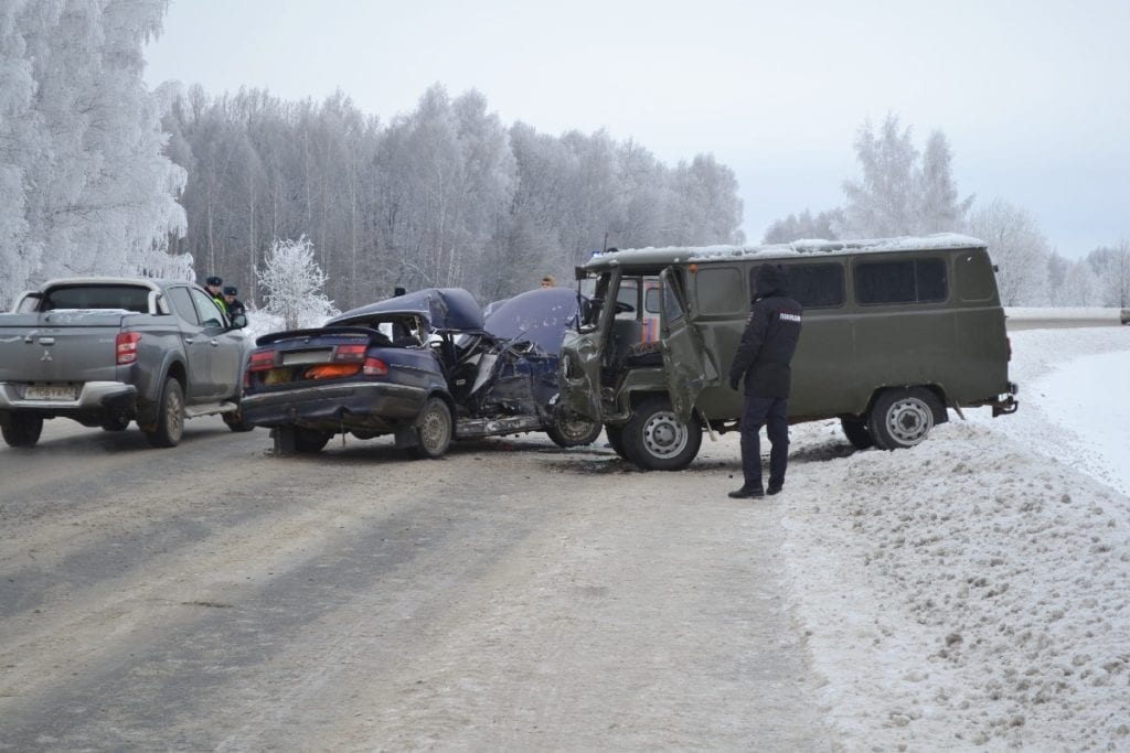 Четыре человека пострадали и один погиб в массовой аварии в Старожиловском районе